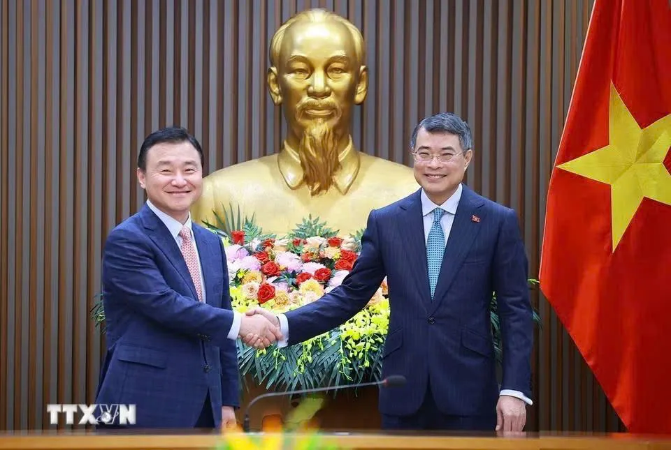 Thủ tướng Lê Minh Hưng tiếp Tổng Giám đốc điều hành Samsung điện tử Roh Tae Moon. Ảnh: TTXVN