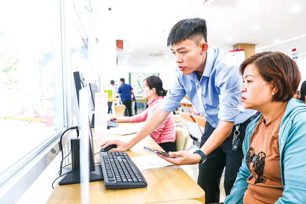 Người dân làm thủ tục tại Trung tâm Phục vụ hành chính công phường Bình Tiên - ảnh Hoàng Triều19.JPG
