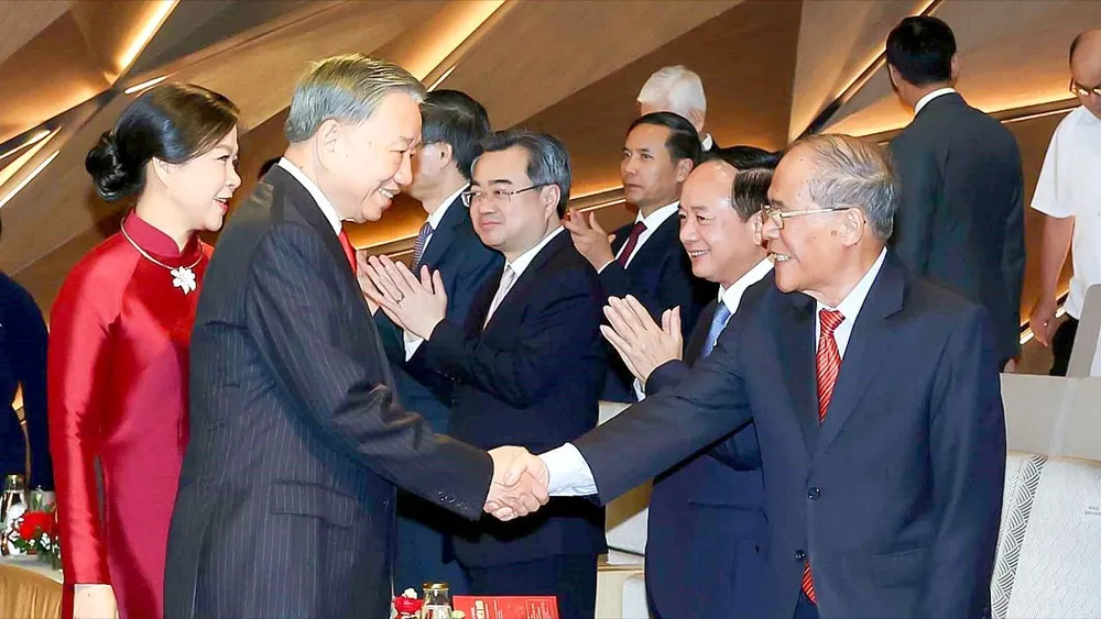 Tổng Bí thư, Chủ tịch nước Tô Lâm và phu nhân với các đại biểu dự lễ kỷ niệm 81 năm Ngày Quốc khánh (2-9-1945 - 2-9-2026). Ảnh: TTXVN