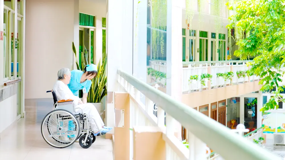 Nhân viên y tế Bệnh viện An Sinh chăm sóc người bệnh cao tuổi trong suốt quá trình điều trị. Ảnh: HẢI YẾN