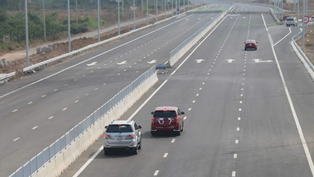 CSGT chưa triển khai xử lý vi phạm khoảng cách an toàn trên các tuyến đường cao tốc từ Khánh Hòa về TPHCM. Ảnh: TIẾN THẮNG
