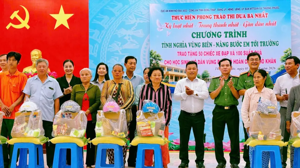 Đại diện lãnh đạo các đơn vị thuộc A02 và Công an tỉnh Đồng Tháp tặng quà các hộ dân