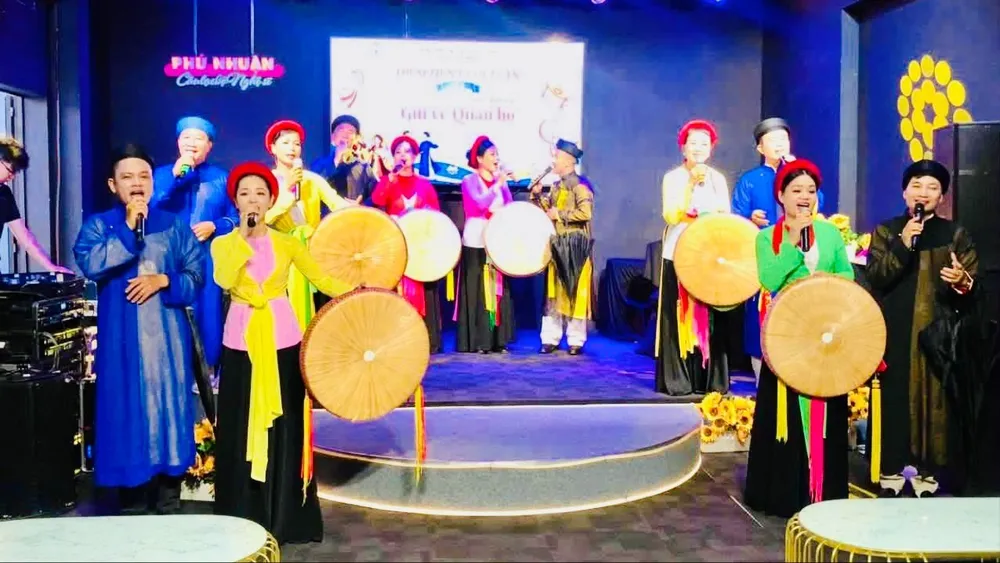 Câu lạc bộ Quan họ “Bến Nguyệt tương phùng” tham gia biểu diễn tại các lễ hội ở địa phương. Ảnh: THANH HIỆP