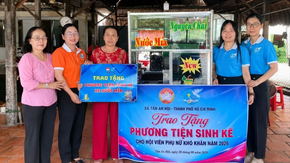 Hội LHPN xã Tân An Hội trao xe nước mía cho bà Cao Thị Diễm. Ảnh: NGỌC TRĂM