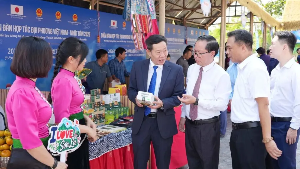 Lãnh đạo thành phố Huế tham quan không gian trưng bày các sản phẩm. Ảnh: UBND TP Huế