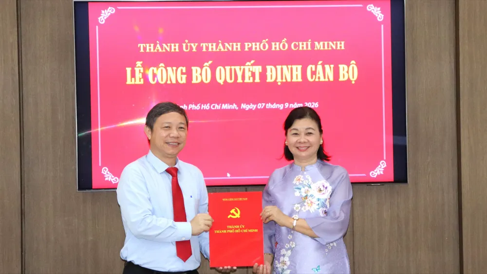 Trưởng Ban Tuyên giáo Thành ủy TPHCM Dương Anh Đức trao quyết định đến đồng chí Lý Việt Trung. Ảnh: THÁI PHƯƠNG