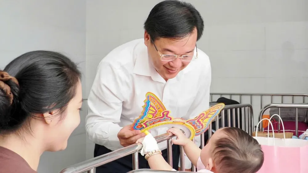 Phó Bí thư Thành ủy TPHCM Lê Quốc Phong thăm, tặng quà trung thu cho bệnh nhi điều trị tại Bệnh viện Nhi đồng 1. Ảnh: HOÀNG HÙNG