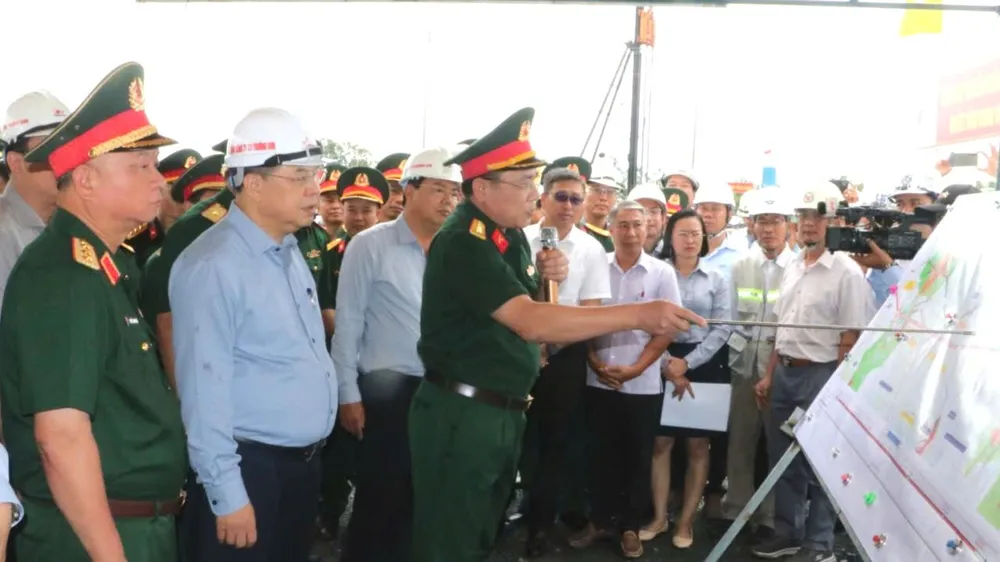 Phó Thủ tướng Thường trực Phạm Gia Túc kiểm tra công trường dự án cao tốc Cà Mau - Đất Mũi