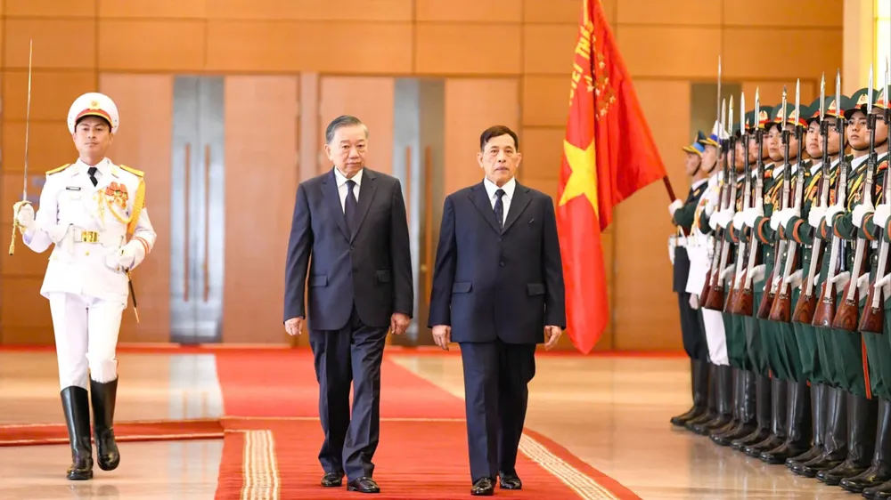 Tổng Bí thư, Chủ tịch nước Tô Lâm và Nhà vua Thái Lan duyệt đội danh dự Quân đội nhân dân Việt Nam tại lễ đón, sáng 15-9. Ảnh: VIẾT CHUNG 