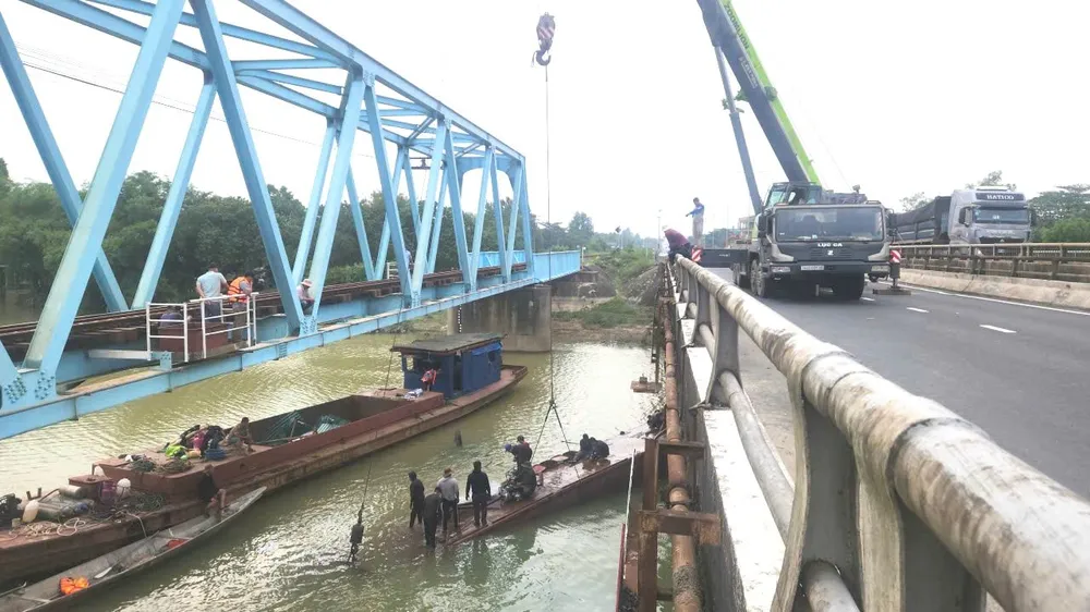 Di chuyển sà lan cuối cùng mắc kẹt ở cầu đường sắt Mỹ Chánh