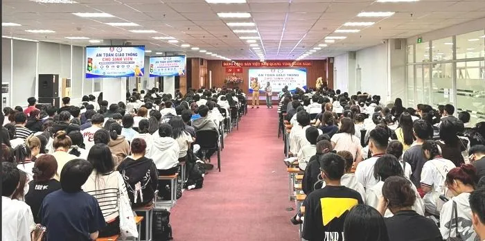 csgt-dam-bao-an-toan-cho-hoc-sinh-den-truong.jpg