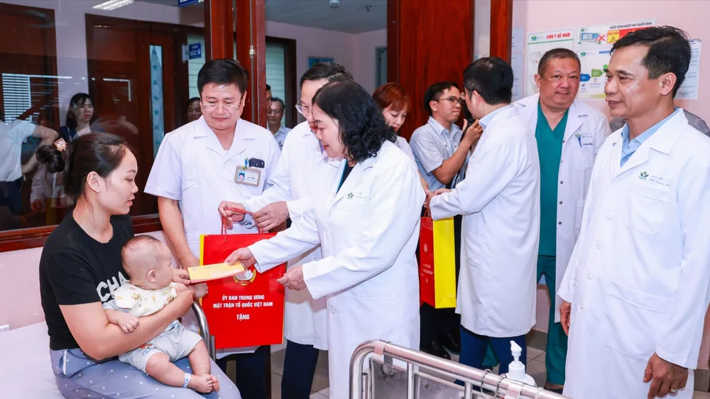 Chủ tịch Ủy ban Trung ương MTTQ Việt Nam Bùi Thị Minh Hoài trao quà cho các cháu thiếu nhi đang điều trị tại Bệnh viện Nhi Trung ương. Ảnh: QUANG VINH