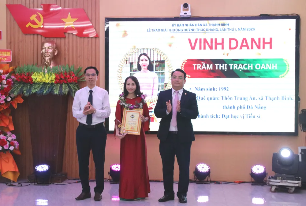 28-9- Đà Nẵng trao giải thưởng Huỳnh Thúc Kháng 1.JPG