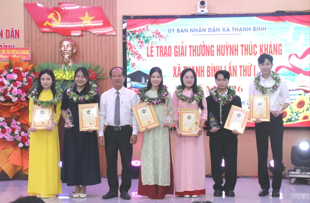 28-9- Đà Nẵng trao giải thưởng Huỳnh Thúc Kháng 2.JPG