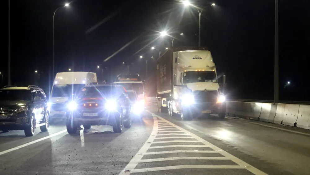 Phương tiện xếp hàng tại nút giao Nguyễn Văn Tạo (TPHCM), chờ vào cao tốc Bến Lức - Long Thành theo hướng đi Long Thành. Ảnh: QUỐC HÙNG