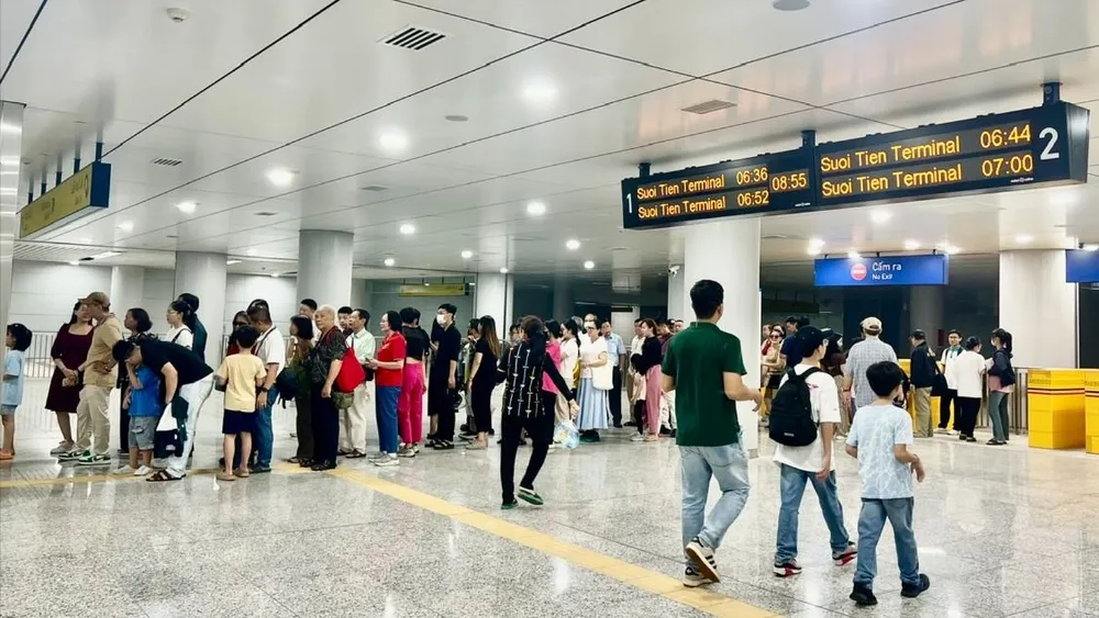 Hành khách xếp hàng mua vé metro. Ảnh: QUỐC HÙNG