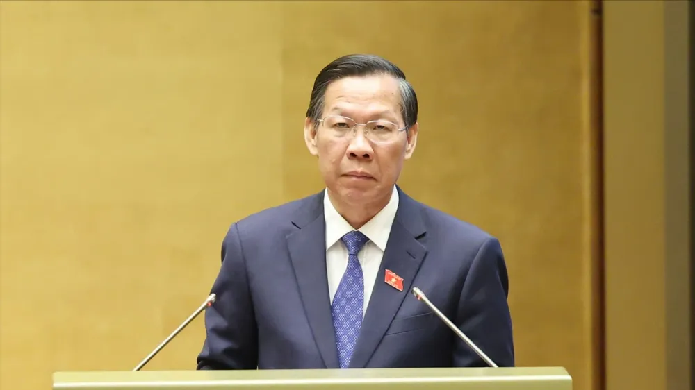 Chủ nhiệm Ủy ban Kinh tế và Tài chính của Quốc hội Phan Văn Mãi trình bày báo cáo thẩm tra, sáng 17-10. Ảnh QUANG PHÚC