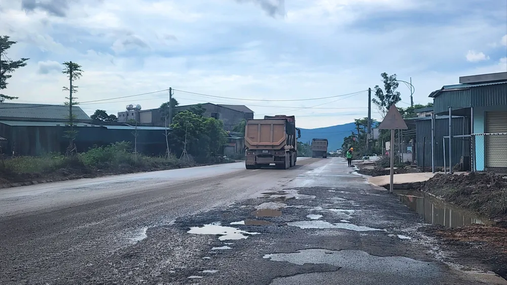 Đường Hà Huy Tập ở Khu kinh tế Vũng Áng bong tróc, loang lổ. Ảnh chụp tháng 6-2026