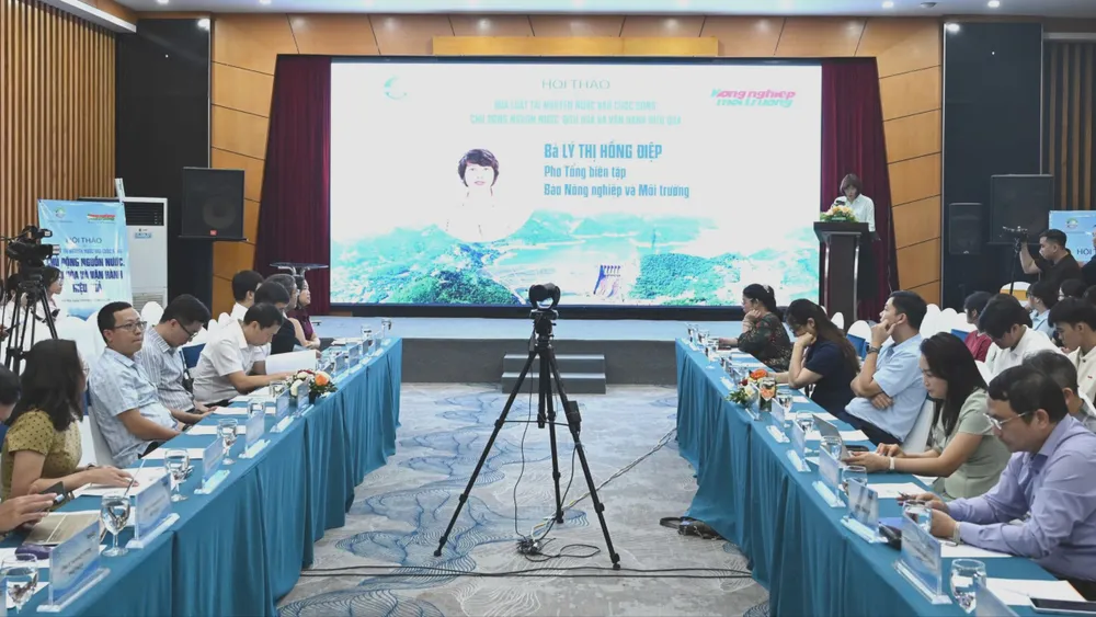 Hội thảo “Đưa Luật Tài nguyên nước vào cuộc sống” sáng 20-10 tại Hà Nội. Ảnh: HÀ NGUYỄN