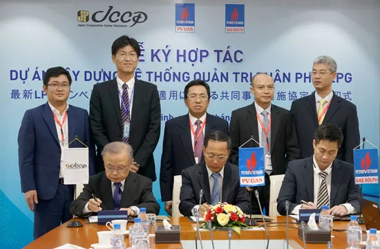 Lễ ký kết chuyển giao công nghệ theo dõi lượng gas tiêu thụ.