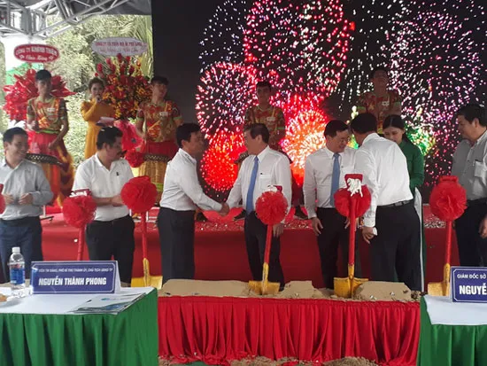 Chủ tịch UBND TPHCM Nguyễn Thành Phong chúc mừng chủ đầu tư sau khi thực hiện nghi thức khởi công nhà máy.