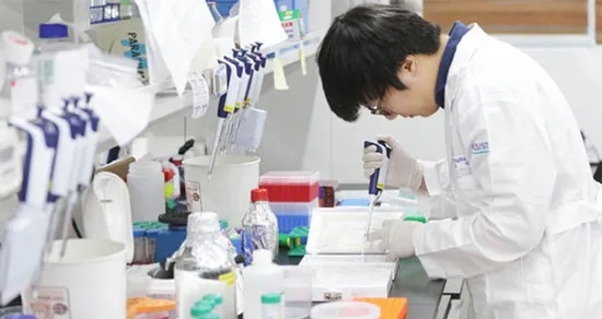 Ngành dược cũng chịu sức ép từ Covid-19 do phụ thuộc nguồn nguyên liệu nhập khẩu.