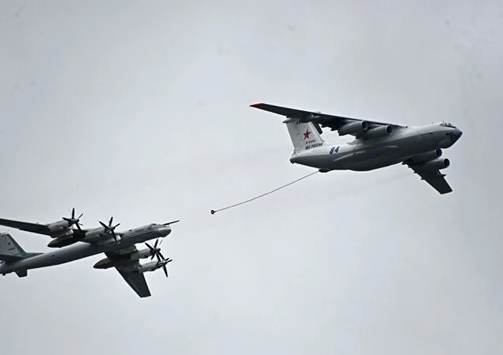 Màn tiếp nhiên liệu trên không của máy bay máy bay&nbsp;tiếp dầu trên không&nbsp;IL-78 và&nbsp;ném bom hạng nặng Tupolev Tu-95. Ảnh: Sputnik.
