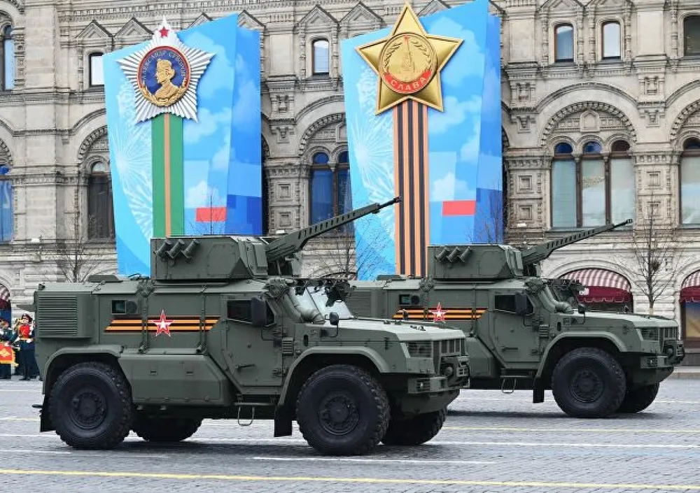 Tiếp theo là những chiếc xe bọc thép Typhon - vận chuyển tên lửa và binh lính trên chiến trường, hỗ trợ phục vụ nhiệm vụ khai hoả. Ảnh: Sputnik.