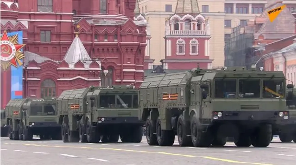 Tên lửa chiến thuật Iskander-M dẫn đầu khối tên lửa và pháo binh. Iskander-M có khả năng tấn công chính xác mục tiêu trên đất liền và trên biển ở khoảng cách từ 50 đến 500km.&nbsp;Ảnh: Sputnik.