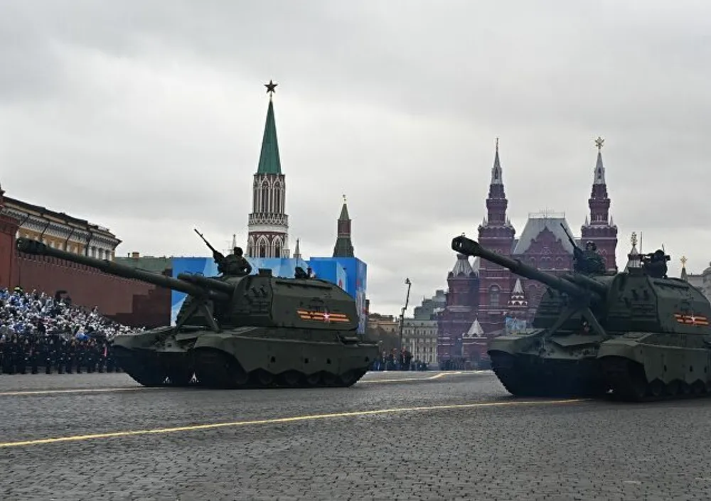 Hệ thống&nbsp;pháo tự hành 2S19&nbsp;Msta-S và Koalitsiya-SV.&nbsp;Ảnh: Sputnik.