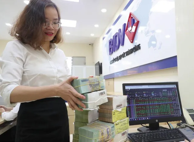 Cổ phiếu 'vua' trở lại ảnh 1