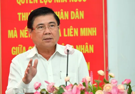 Chủ tịch UBND TPHCM Nguyễn Thành Phong tiếp xúc cử tri quận 1. Ảnh: VIỆT DŨNG