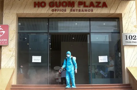 Chung cư Hồ Gươm phải phong tỏa do liên quan đến Giám đốc Handico. Ảnh: Zing