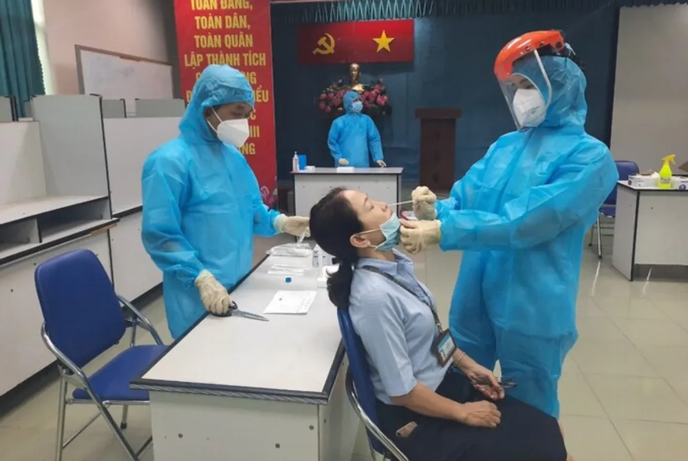 TPHCM xét nghiệm Covid-19 khẩn cấp tất cả bệnh viện trong đêm ảnh 1