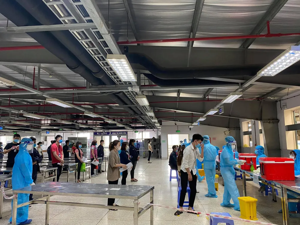 200 nhân viên y tế Quảng Ninh hỗ trợ Bắc Giang xét nghiệm Covid-19 ảnh 1
