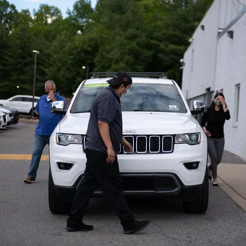 Giá ôtô tăng vọt vì thiếu chip, khách hàng Mỹ giành giật mua ảnh 1