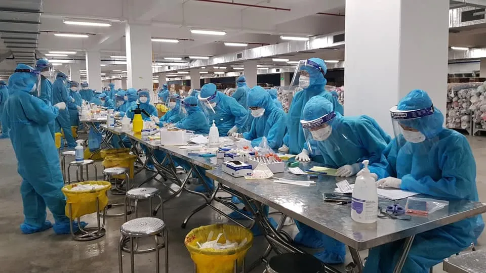Nhiều cán bộ y tế, chuyên gia có kinh nghiệm đang được huy động hỗ trợ Bắc Giang phòng chống dịch khi tỉnh này có số ca bệnh tăng nhanh tại các KCN. Ảnh: SKĐS. 