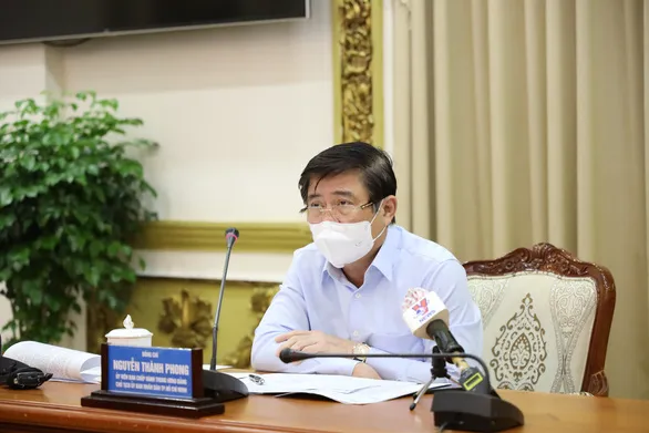 Chủ tịch UBND TP.HCM Nguyễn Thành Phong chỉ đạo tại cuộc họp - Ảnh: Trung tâm báo chí TPHCM