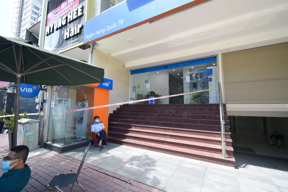 Nhân viên 2 ngân hàng nhiễm Covid-19, hình thành chuỗi lay nhiễm mới tại TPHCM ảnh 1