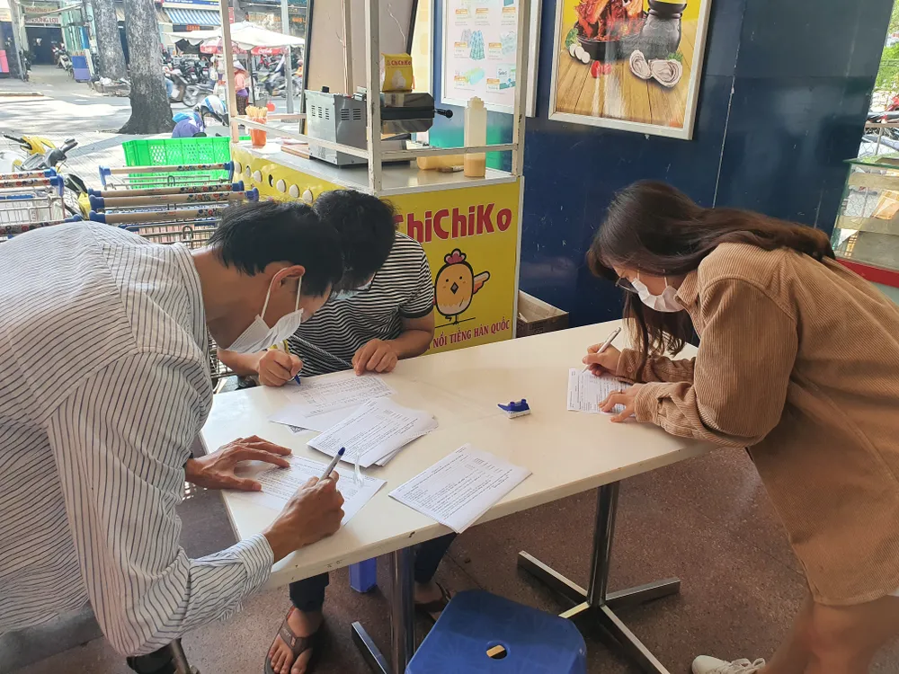 Siêu thị TPHCM vắng vẻ, thịt cá, mì gói ê hề sau 1 ngày khách chen mua tích trữ ảnh 1