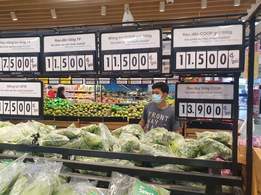 Siêu thị TPHCM vắng vẻ, thịt cá, mì gói ê hề sau 1 ngày khách chen mua tích trữ ảnh 2
