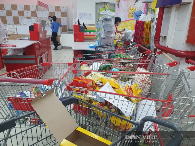 Người dân TPHCM đi siêu thị online tăng chóng mặt, nhân viên giao hàng 'không kịp thở' ảnh 2