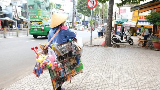 Bán cả thế giới trên vai ảnh 1