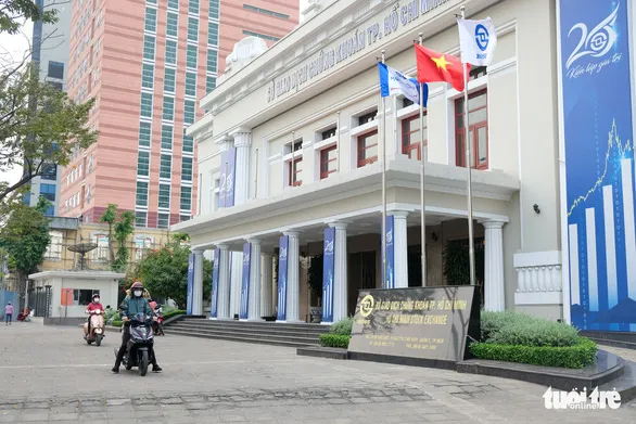 Sàn HoSE gánh 'bão' đánh giá 1 sao, nhà đầu tư tố lãnh đạo trốn trách nhiệm ảnh 1