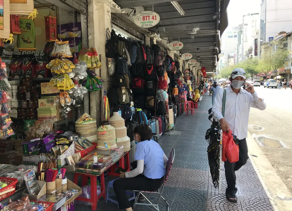 Hỗ trợ tiền mặt, tiêm vaccine phòng Covid-19 cho tiểu thương TPHCM ảnh 1