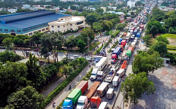 Thu phí hạ tầng cảng biển nhằm lấy nguồn thu đầu tư hạ tầng giao thông kết nối các cảng biển, giảm tình trạng kẹt xe. Trong ảnh: Ùn ứ xe kéo dài trên đường Đồng Văn Cống hướng vào cảng Cát Lái, TP Thủ Đức. Ảnh: QUANG ĐỊNH