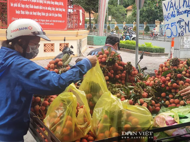 Người dân nhích từng chút tại chợ TPHCM để mua đồ, cúng Tết Đoan ngọ sớm ảnh 1
