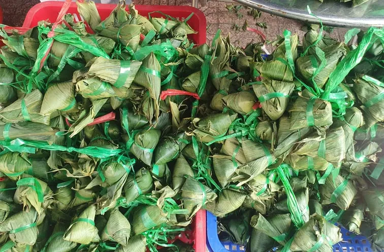 Giá bánh ú nước tro tăng mạnh, lên đến 100.000 đồng/chục nhưng vẫn hút khách. Ảnh: H.M