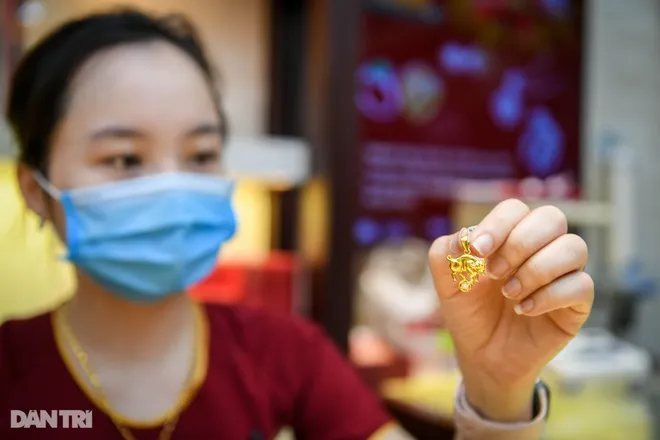 Vì sao giá vàng SJC cao hơn thế giới gần 8 triệu đồng/lượng? ảnh 1