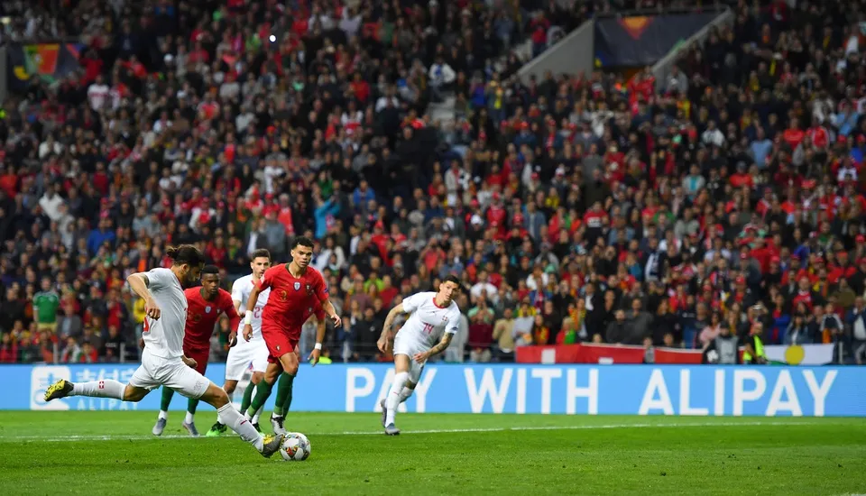 Các doanh nghiệp Trung Quốc đua nhau tài trợ bóng đá ảnh 1